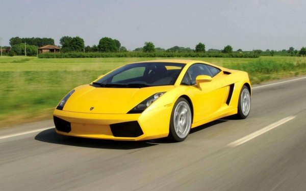 Все още е далеч от юридическия статут на класика (първите бройки са произведени през 2003), но няма съмнение, че постепенно Gallardo се превръща в колекционерски автомобил. У нас са регистрирани три бройки през миналата година. Това е втората кола, създадена от Lamborghini в "ерата Audi", и доста време ще държи рекорда по най-много произведени бройки (14 022). Huracan подобрява рекорда през 2019, а после на свой ред е задминат от Urus. 
Дизайнът на прототипа е дело на Фабрицио Джуджаро, сина на Джорджето, а финалната производствена версия е завършена от Люк Донкерволке. 
